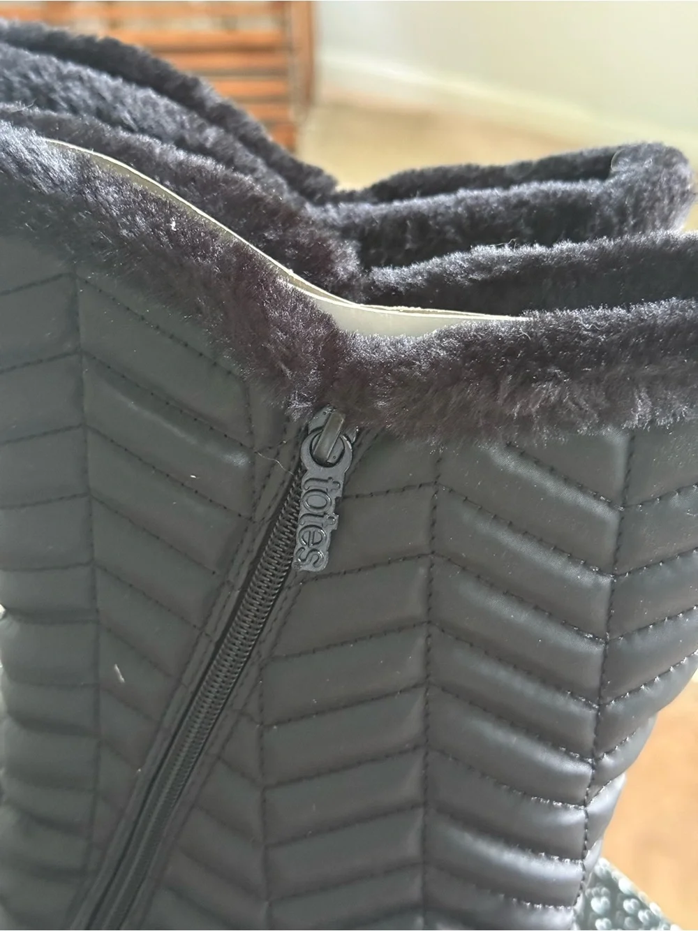 totes Black Quilted Wide Width Winter Boots with Faux-Fur Collar size 10WIDE